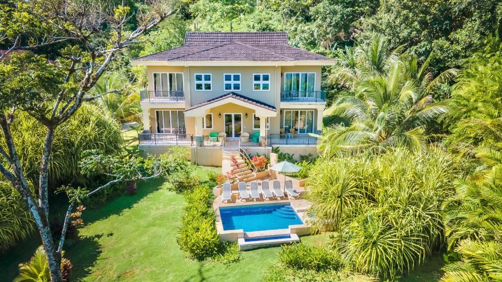 een luchtzicht op een huis met een zwembad bij Red Frog Beach Island Resort in Bocas del Toro