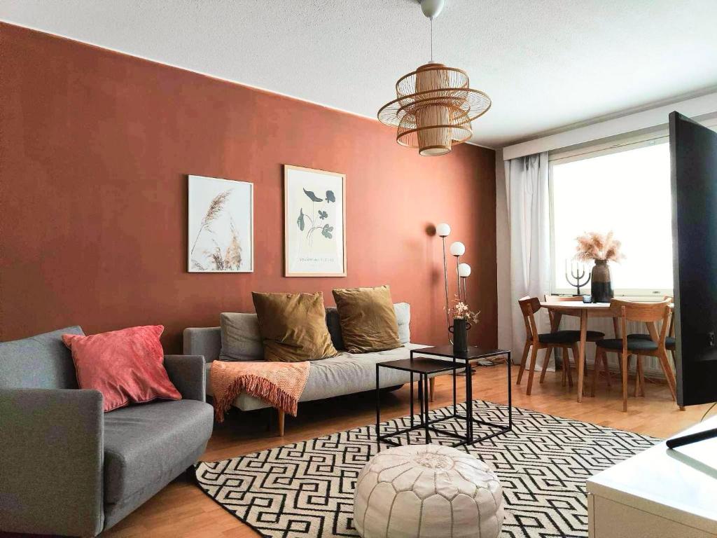 uma sala de estar com um sofá e uma mesa em City Home Hämeenpuisto - HighSpeed 5G WIFI em Tampere