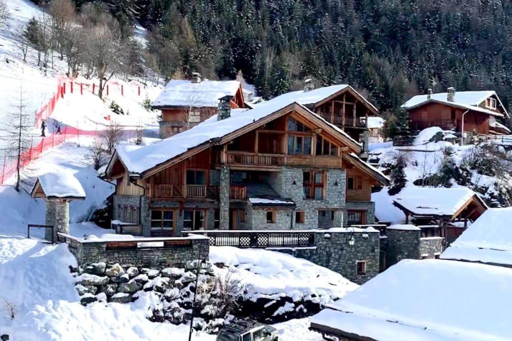 uma casa com neve em cima em chalet ormelune au pied des pistes em Sainte-Foy-Tarentaise