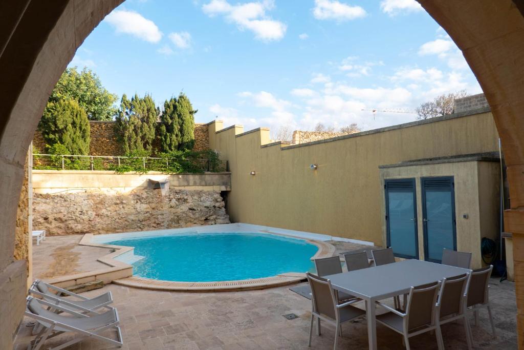 Bazén v ubytování OneFifty Holiday Home nebo v jeho okolí