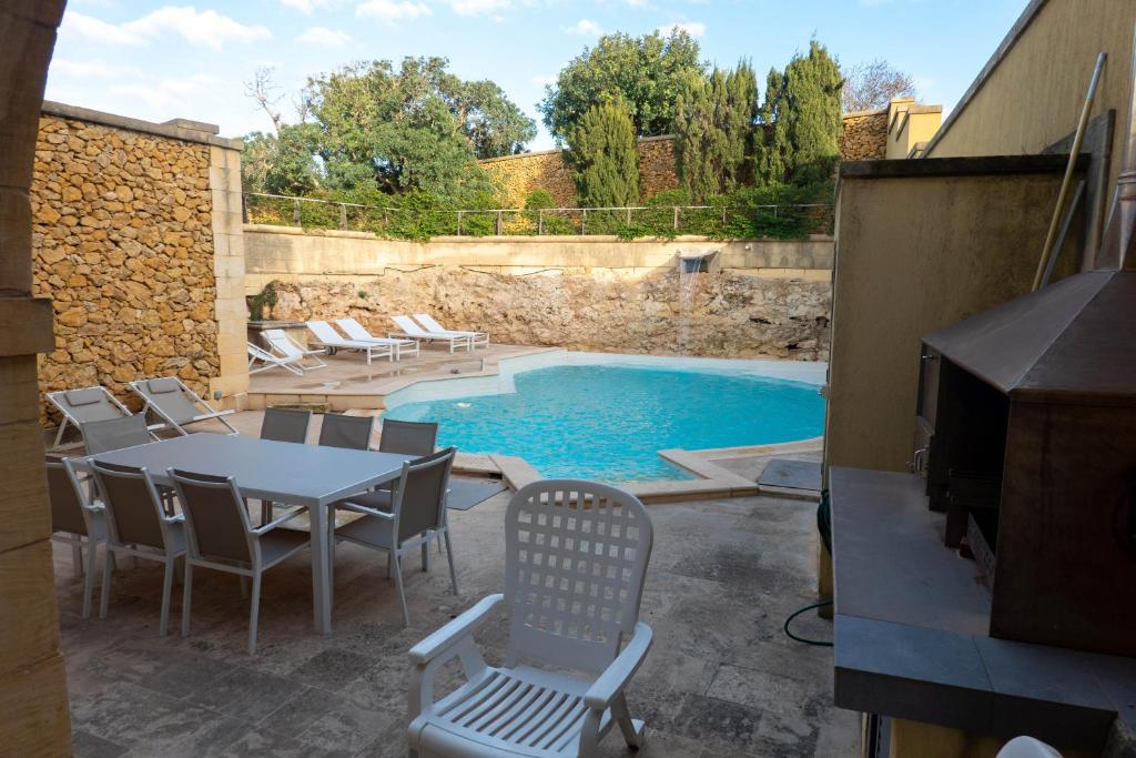 Bazén v ubytování OneFifty Holiday Home nebo v jeho okolí