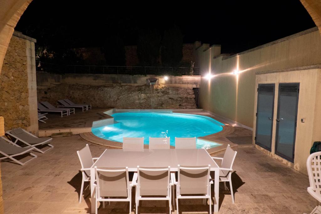 Bazén v ubytování OneFifty Holiday Home nebo v jeho okolí