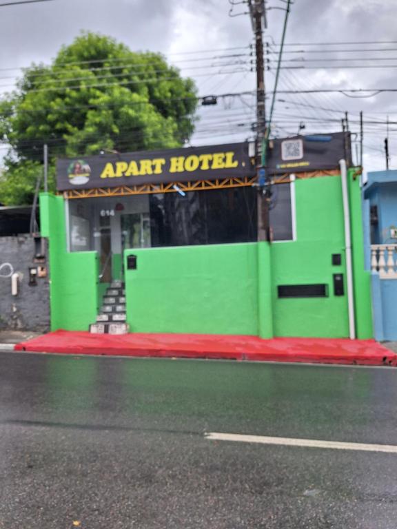 un edificio verde al lado de una calle en Apart Hotel - Alter Temporada, en Manaus