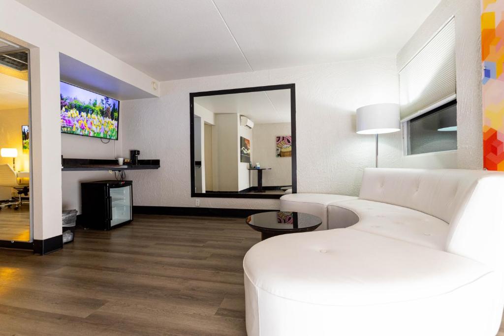 TV a/nebo společenská místnost v ubytování The Clarendon Hotel and Spa