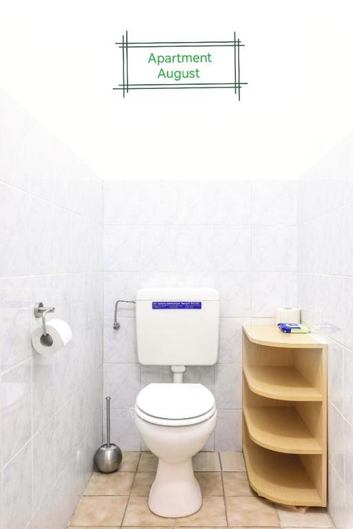 a bathroom with a toilet and a sign that reads apartmentarius at 7brunnen Hostel Beds & Rooms in Vienna