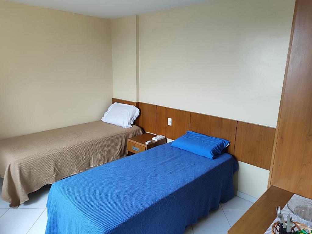 a room with two beds in a room at Suíte Funcional Independente - Via Park Flat Service - Campos dos Goytacazes in Campos dos Goytacazes