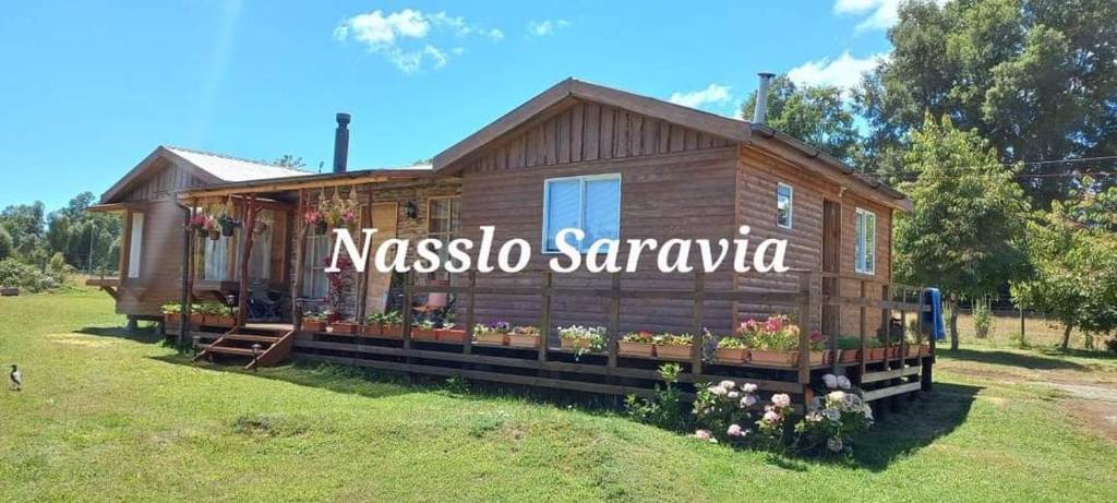 a tiny house with a sign that reads nossos sarapa at CASA DE CAMPO in Villarrica