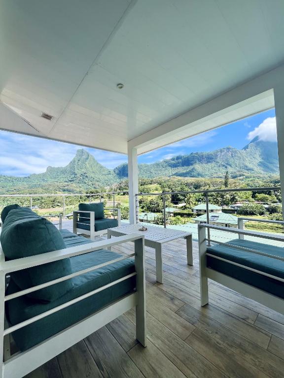 une maison avec vue sur les montagnes dans l'établissement Moorea villa neuve, vue panoramique - Painapo Lodge Ho'e, à Paopao