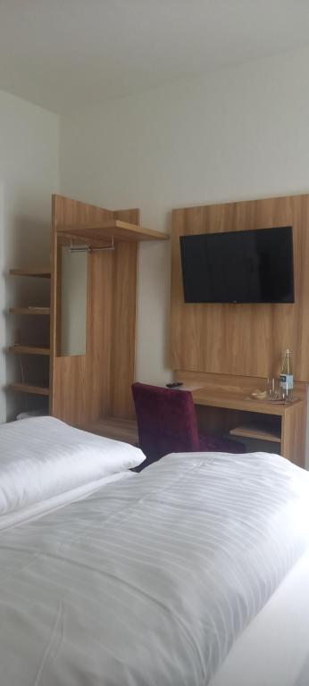 Postel nebo postele na pokoji v ubytování Gasthaus Mandelhof
