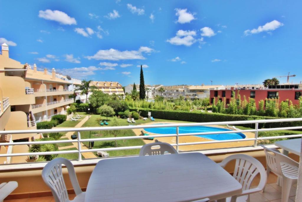 Bazén v ubytování ViaMar Apartment nebo v jeho okolí