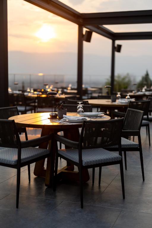 Reštaurácia alebo iné gastronomické zariadenie v ubytovaní Ananti Resort & Spa