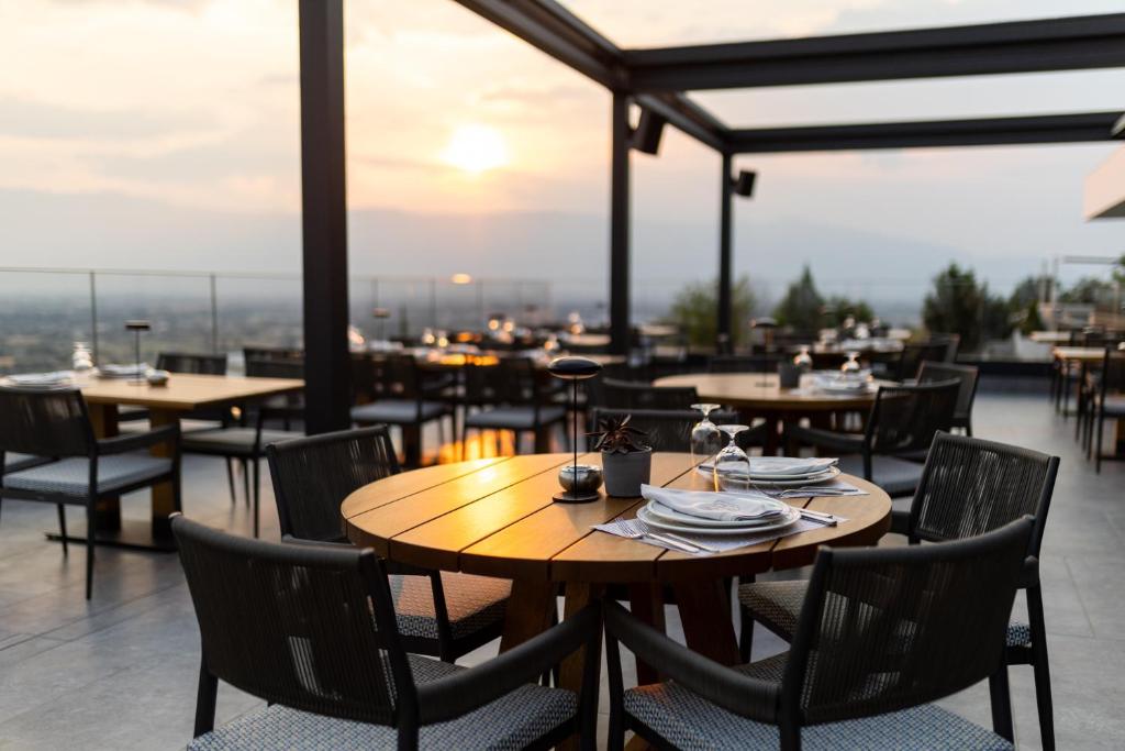 Reštaurácia alebo iné gastronomické zariadenie v ubytovaní Ananti Resort & Spa