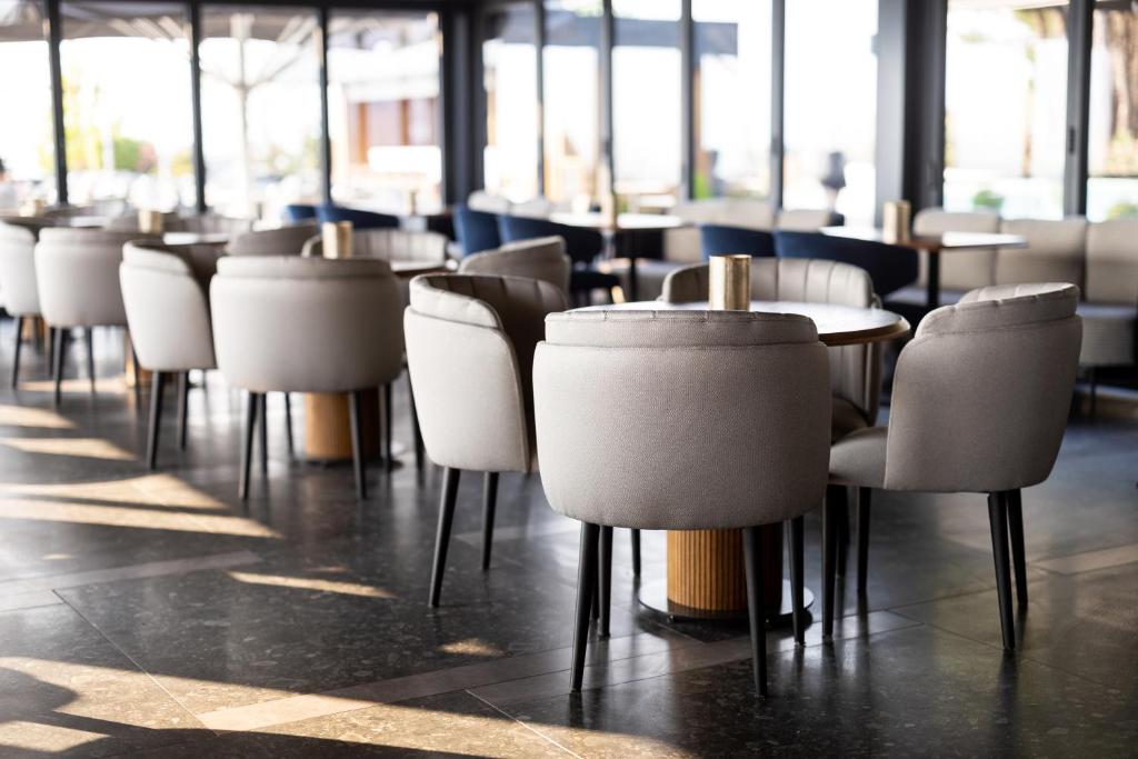 Reštaurácia alebo iné gastronomické zariadenie v ubytovaní Ananti Resort & Spa