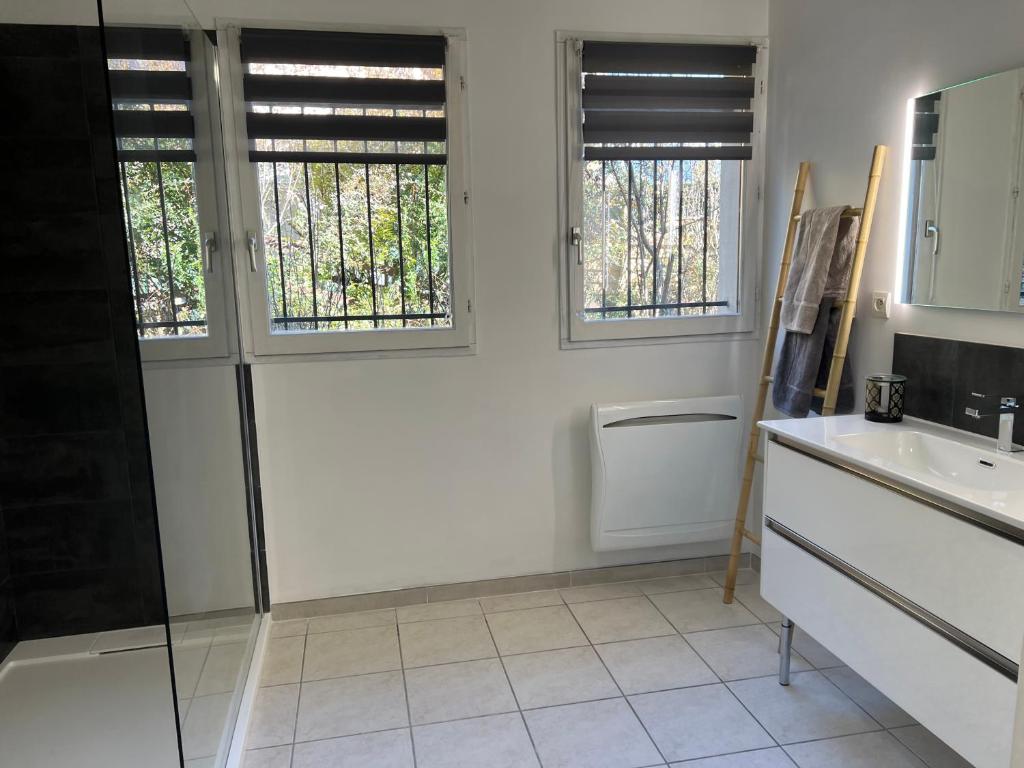 Kuchyň nebo kuchyňský kout v ubytování MAISON DES VIGNES