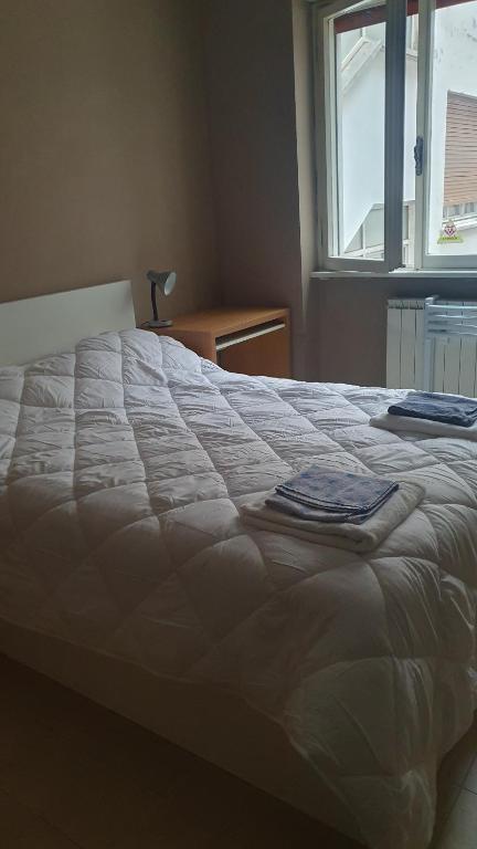 uma cama branca num quarto com uma janela em LAZZARONI HOUSE GARDEN em Roma