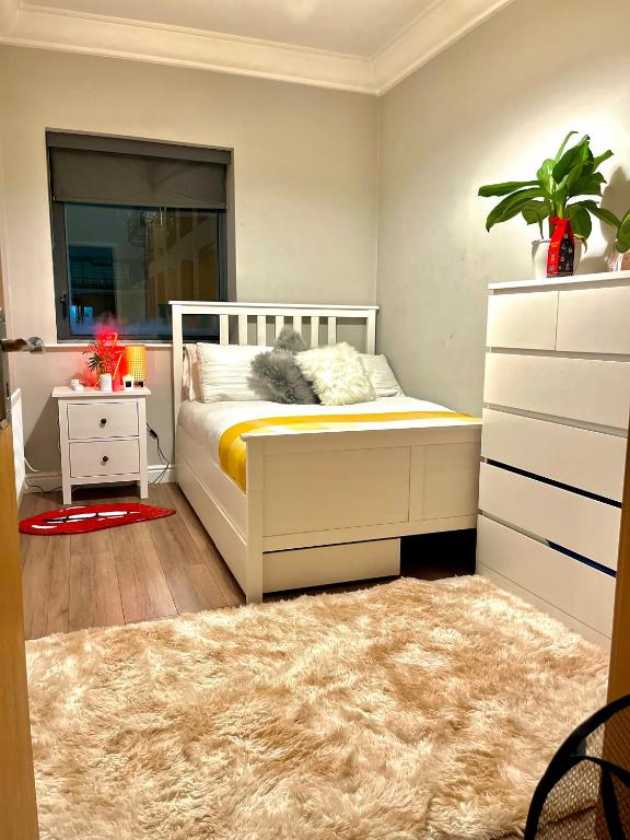 Postel nebo postele na pokoji v ubytování IFSC Room