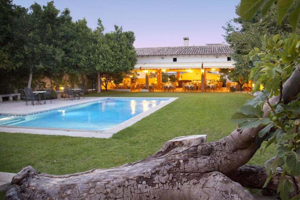 einen Pool in einem Hof mit einem Haus in der Unterkunft Can Xim-Turismo de Interior in Alaró