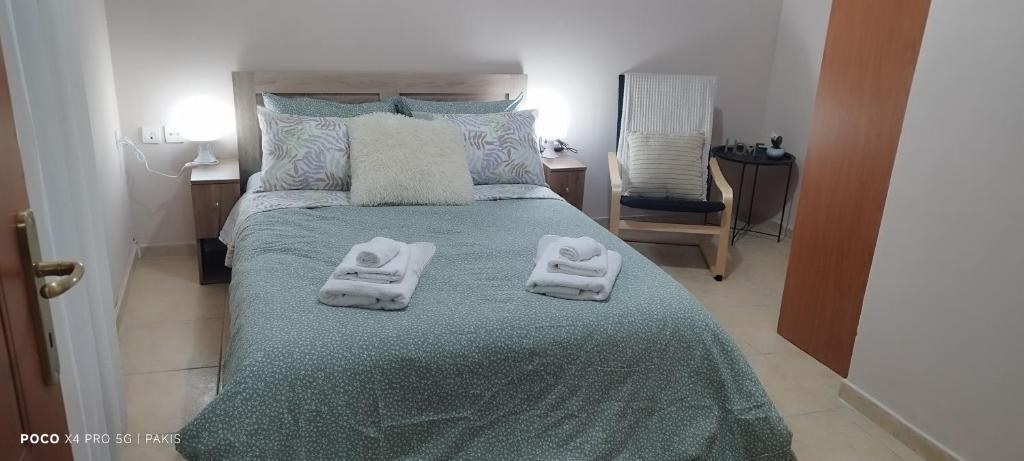 een slaapkamer met een bed met handdoeken erop bij Δ1 in Dhidhimótikhon