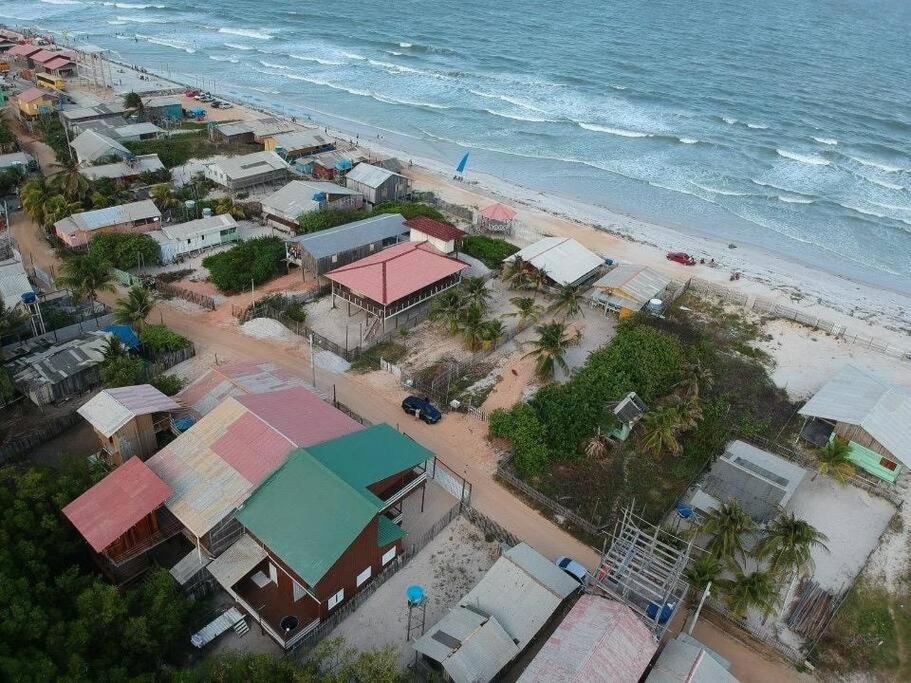 una vista aérea de una playa con casas y el océano en Casa de Praia - Ajuruteua Pará, en Ajuruteua