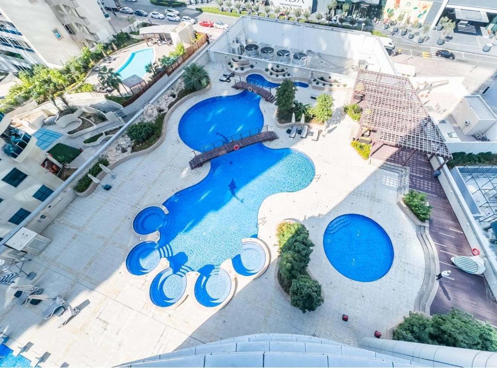 een uitzicht over het zwembad van een resort bij Joyful Journeys in Dubai