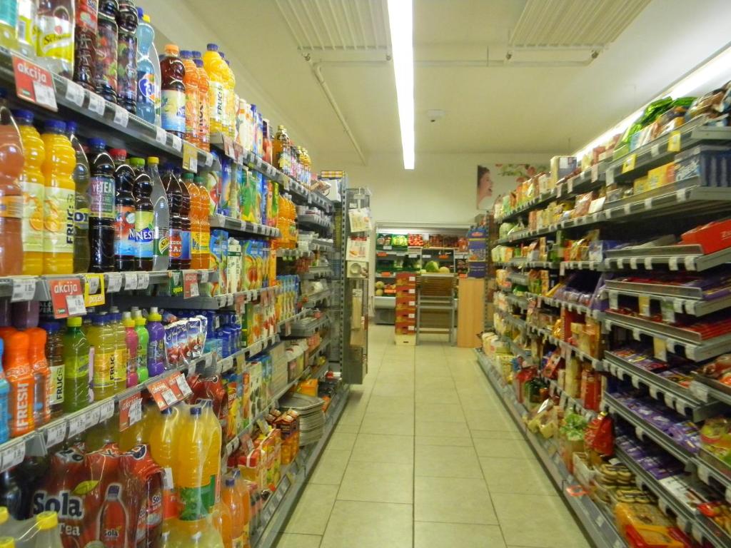 Supermarket nebo jiné obchody v  apartmánu nebo okolí