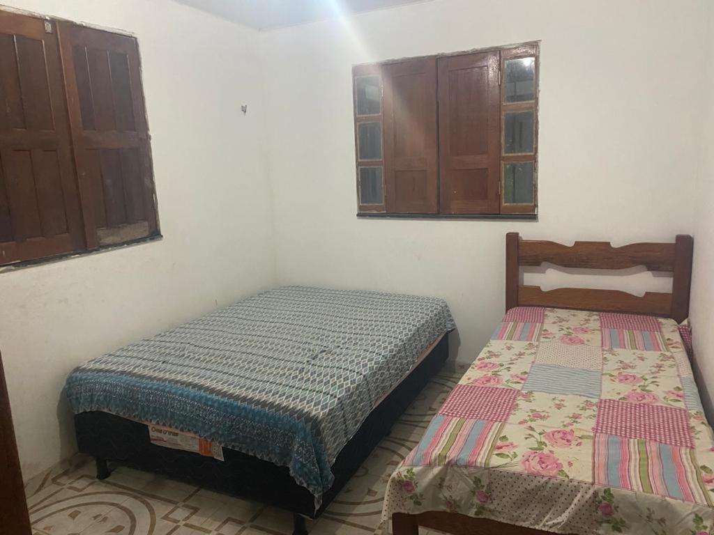 Marapanim的住宿－Casa marudá，一间客房内配有两张床的房间