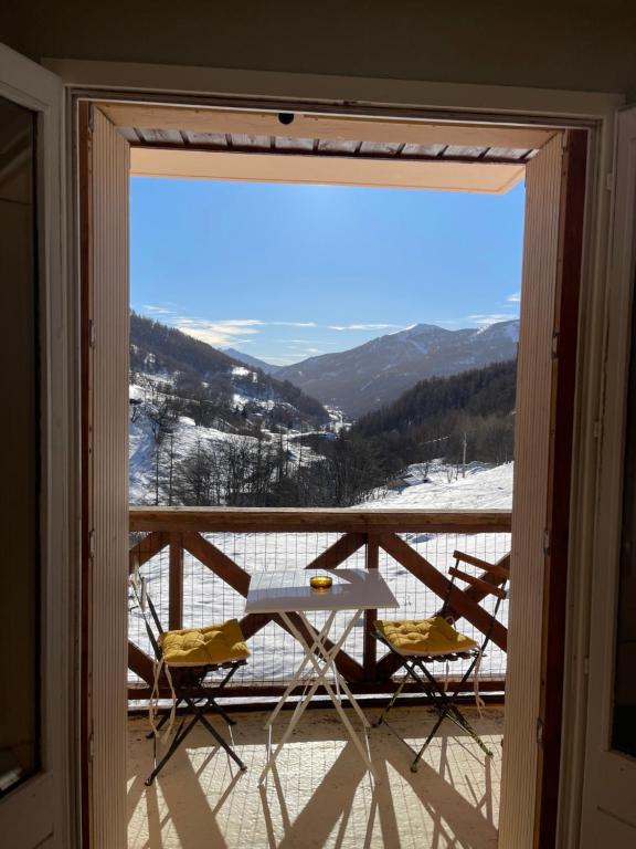 - un balcon avec vue sur une table et des chaises dans l'établissement Studio shuss 5 Fou d’Allos, à Allos
