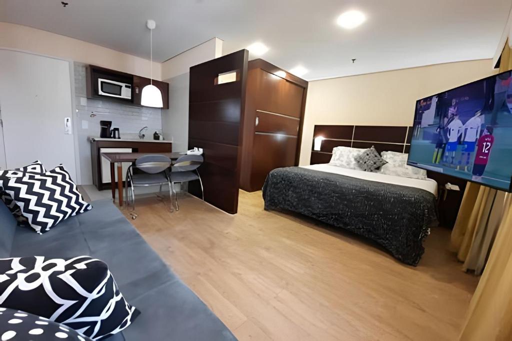 1 dormitorio con 1 cama y TV de pantalla plana en Flat Hotel Rua Americo Brasiliense 2163 Uh1208, en São Paulo