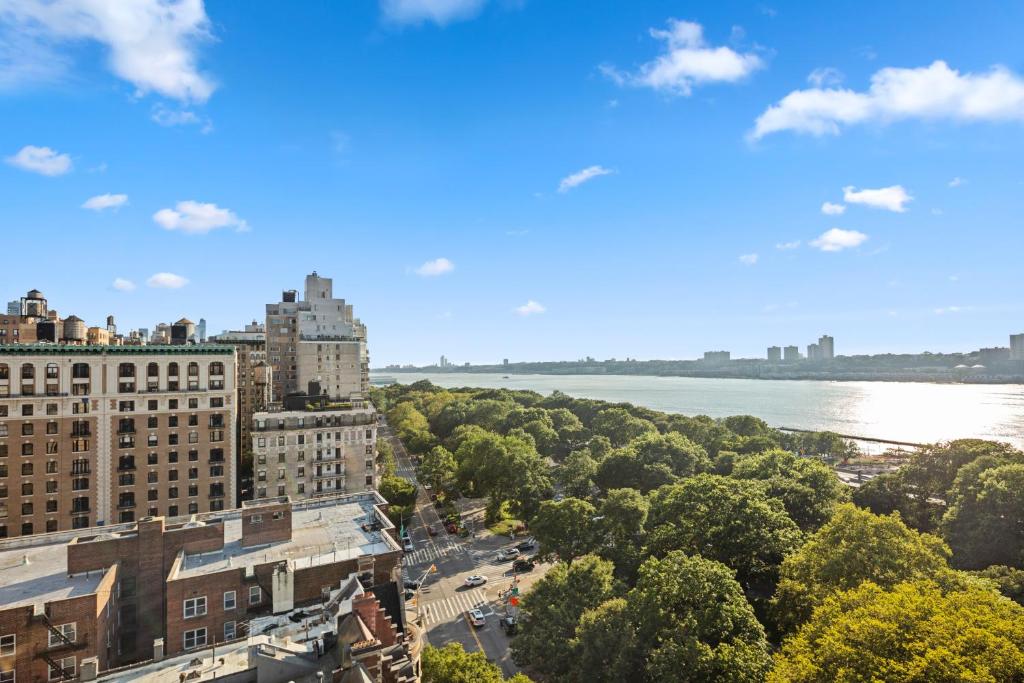 uitzicht op een stad met een rivier en gebouwen bij Riverside Tower Hotel in New York