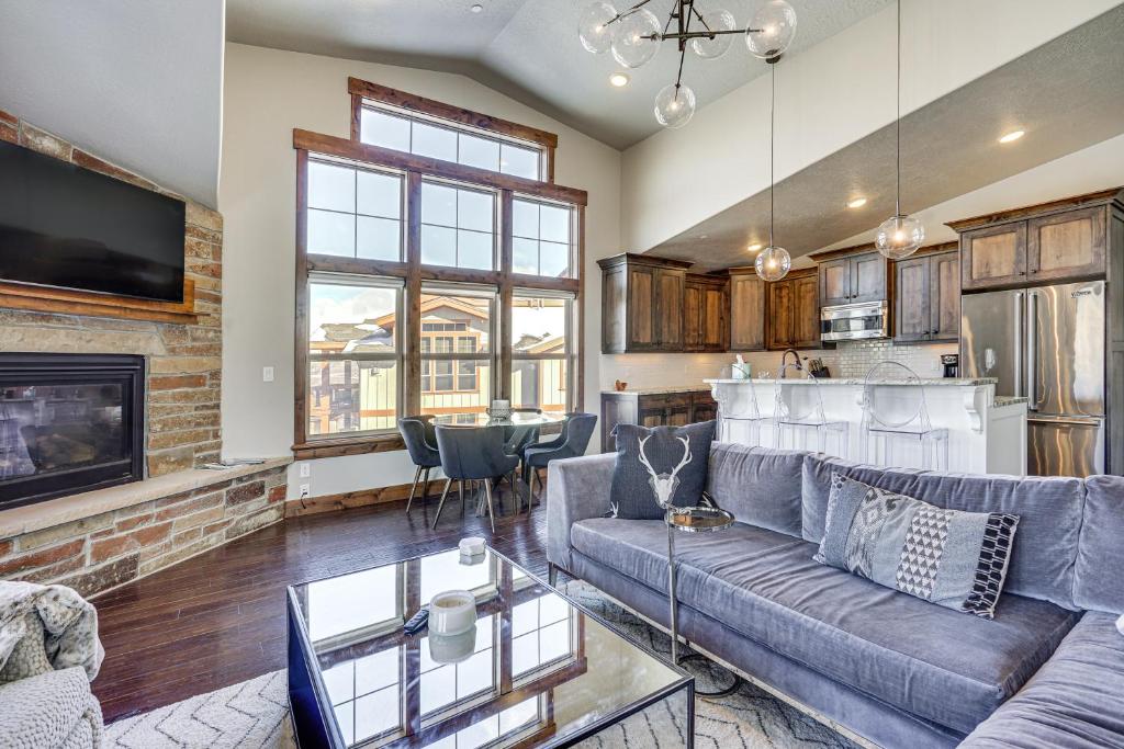Χώρος καθιστικού στο Stunning Mtn Views! All-Season Heber City Condo