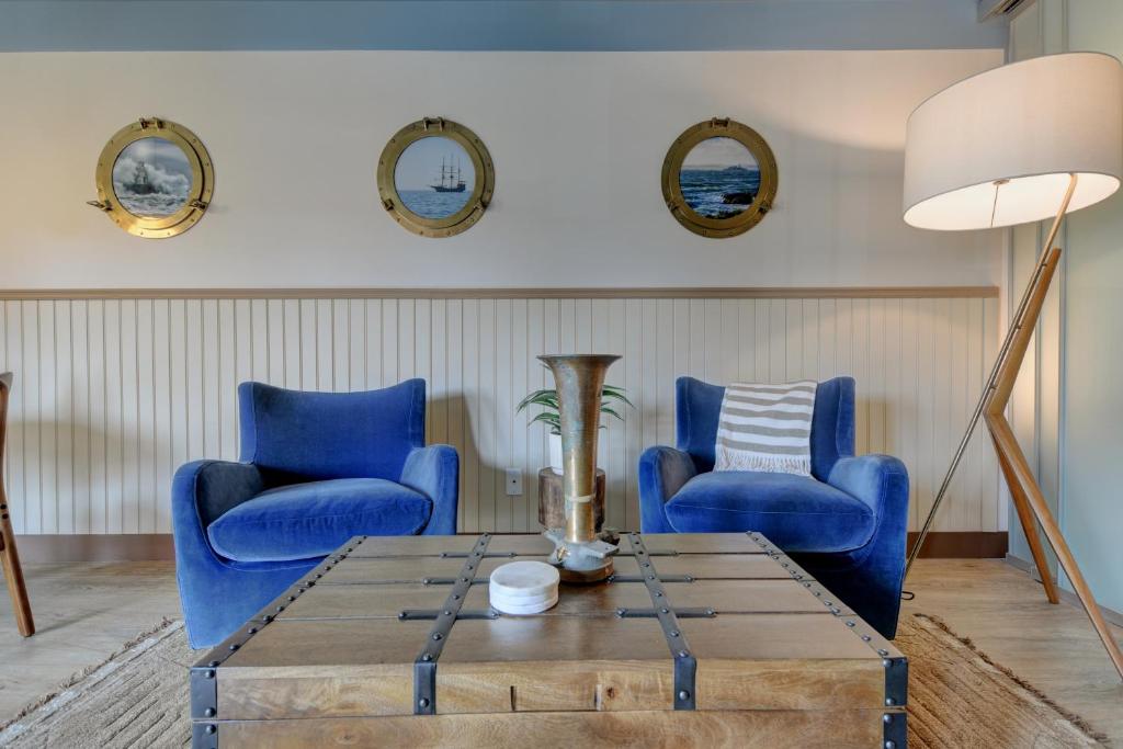 Area tempat duduk di Royal Navy Suite: Modern Flat in Heart of Victoria