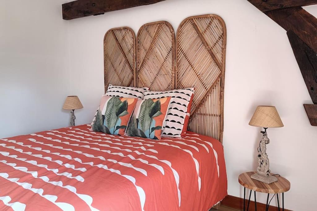 ein Schlafzimmer mit einem großen Bett und zwei Lampen in der Unterkunft Maison familiale (10p) à 15 min du Zoo de Beauval in La Vernelle
