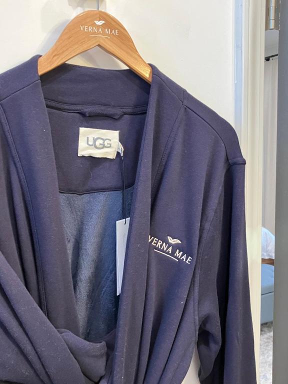 Una camicia blu su un appendiabiti con le parole ltec sopra di The Verna Mae a Los Angeles