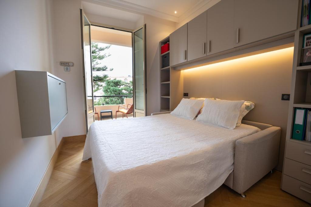 Een bed of bedden in een kamer bij Elégant, représentatif - modern Monaco appartement
