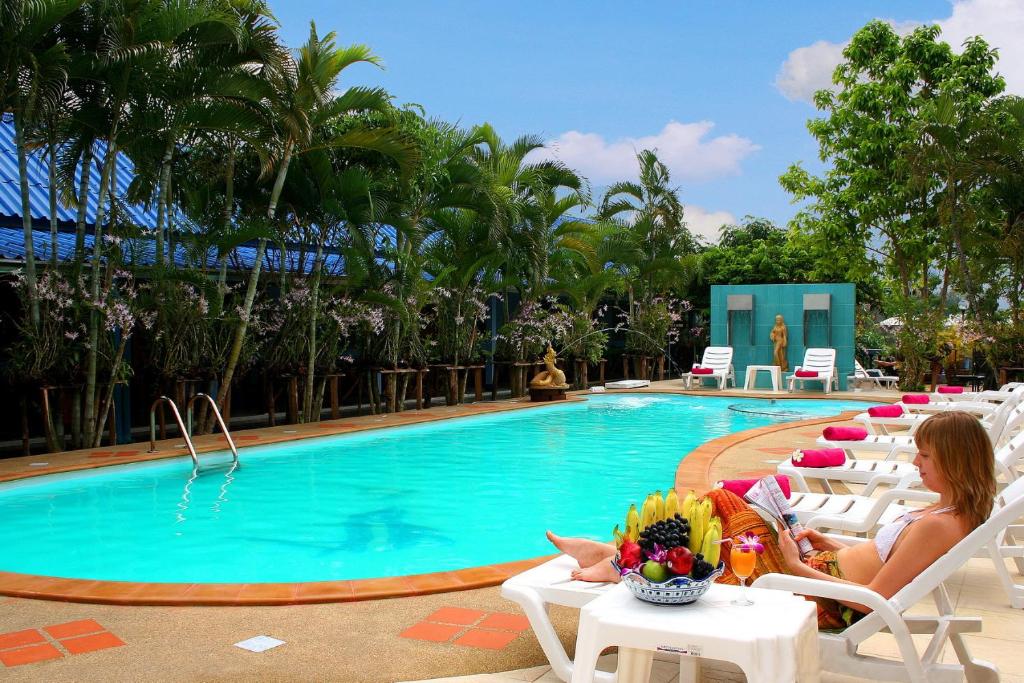 Bazén v ubytování Pongphen Guesthouse - SHA Plus Certified nebo v jeho okolí