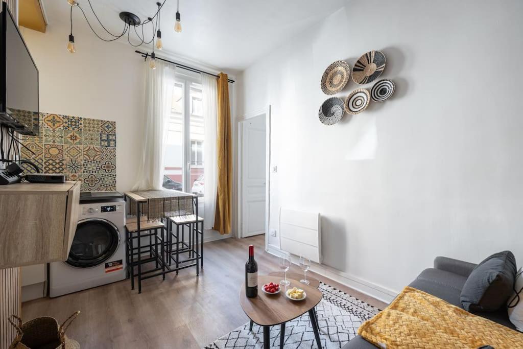 un salon avec un canapé et une table dans l'établissement TinyÉbène*Paris/Stade de France, à Saint-Denis