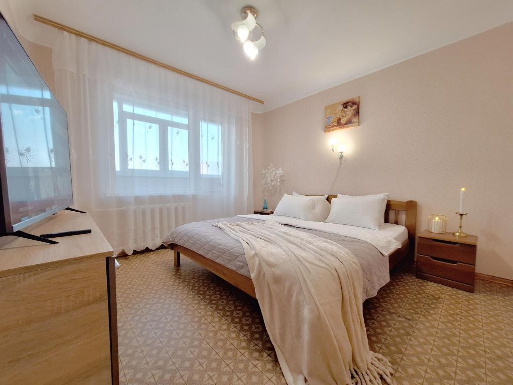 Postel nebo postele na pokoji v ubytování 4 ліжка з балконом Документи для відряджень Мережа Alex Apartments Безконтатне заселення 24-7