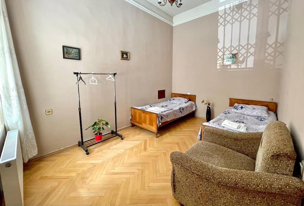 Krevet ili kreveti u jedinici u okviru objekta Old Tbilisian apartment in the heart of the center