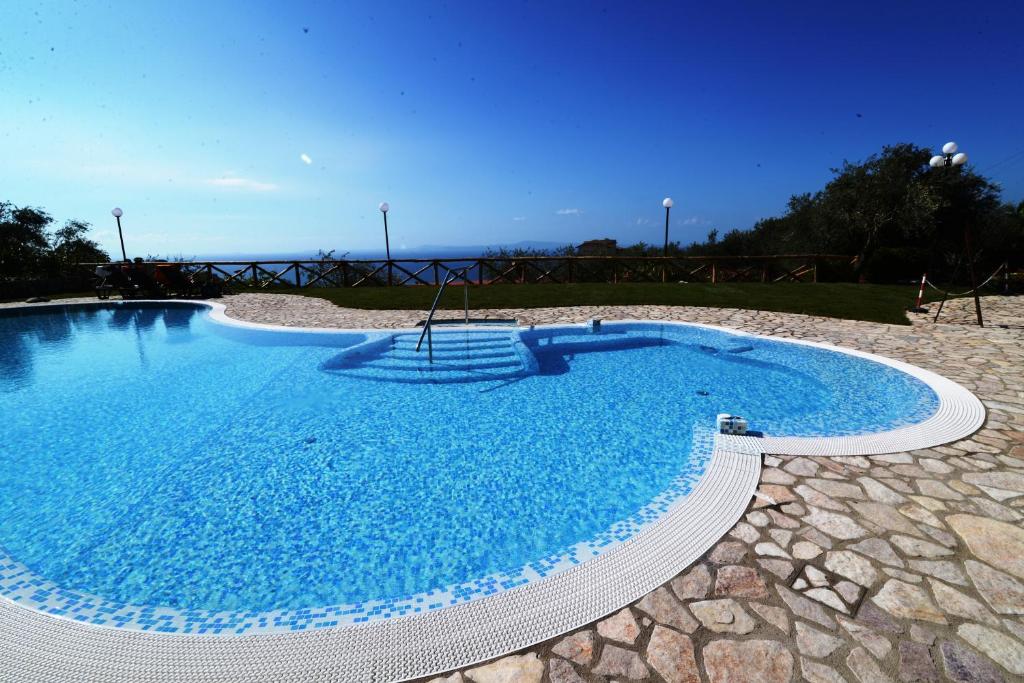 - une grande piscine d'eau bleue dans la cour dans l'établissement Johanna Park Hotel, à Sorrente