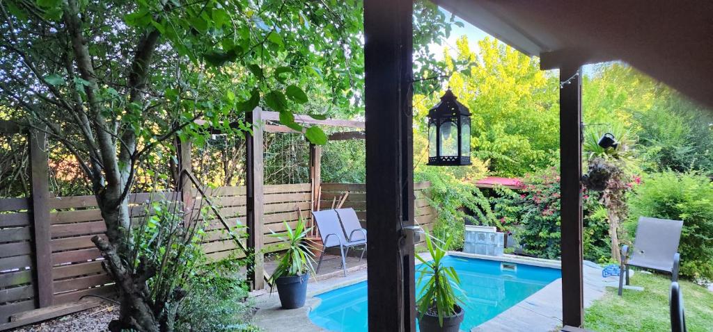 una piscina en un patio trasero con una valla y una casa en Casa en Ciudad de la Costa ideal para descanso, en Ciudad de la Costa