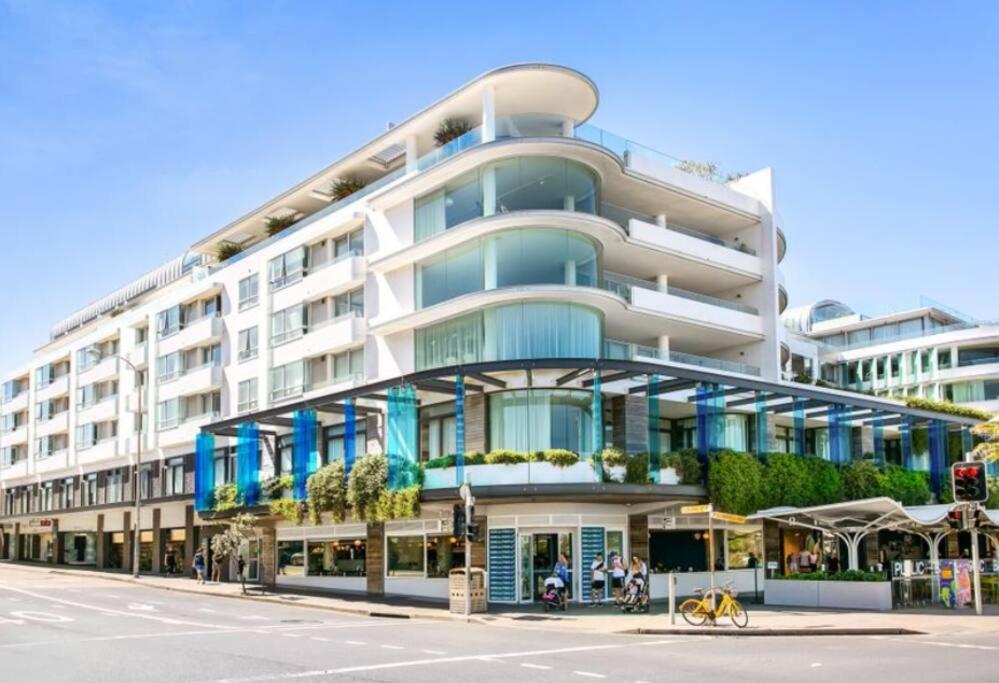 een groot wit gebouw aan een stadsstraat bij Bondi Beach House in Sydney
