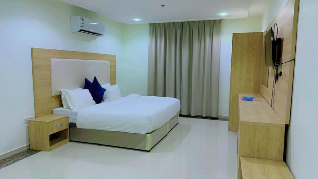 Habitación de hotel con cama y TV en بولاريس فيو en Yeda