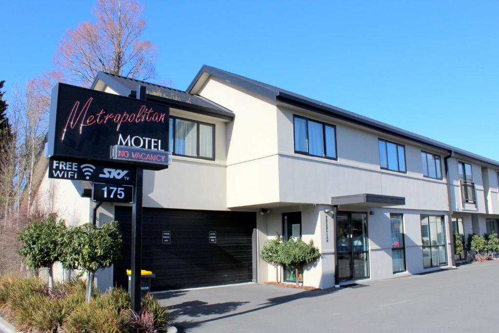 a motel sign in front of a building at Metropolitan Motel on Riccarton in Christchurch