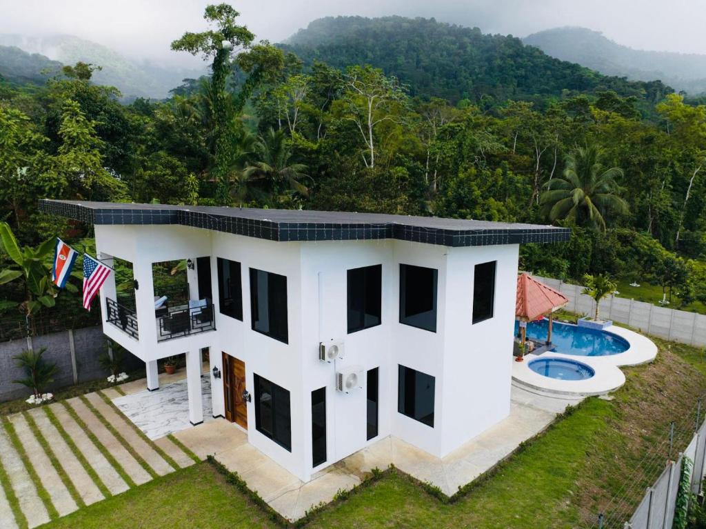 uma vista aérea de uma casa com piscina em Rancho Hope em San Rafael Norte