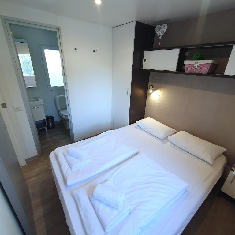 Postel nebo postele na pokoji v ubytování Mobile House 4 you, Murter - Slanica