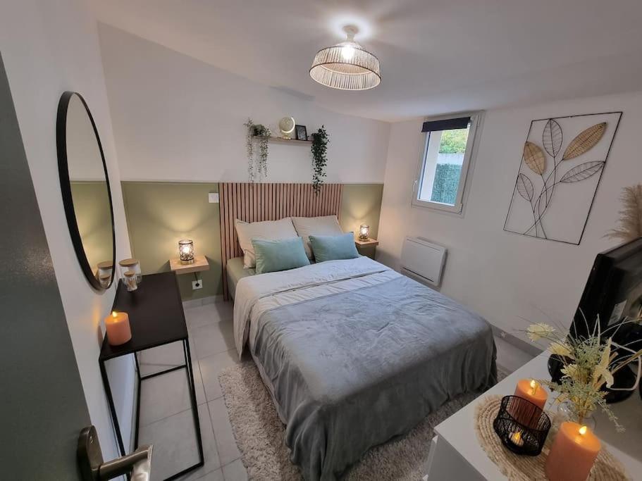 1 dormitorio con cama, escritorio y espejo en Agréable Logement / Netflix, en Saint-Pierre-des-Corps