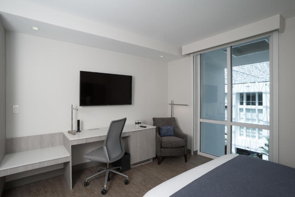 TV a/nebo společenská místnost v ubytování Innovation Hotel