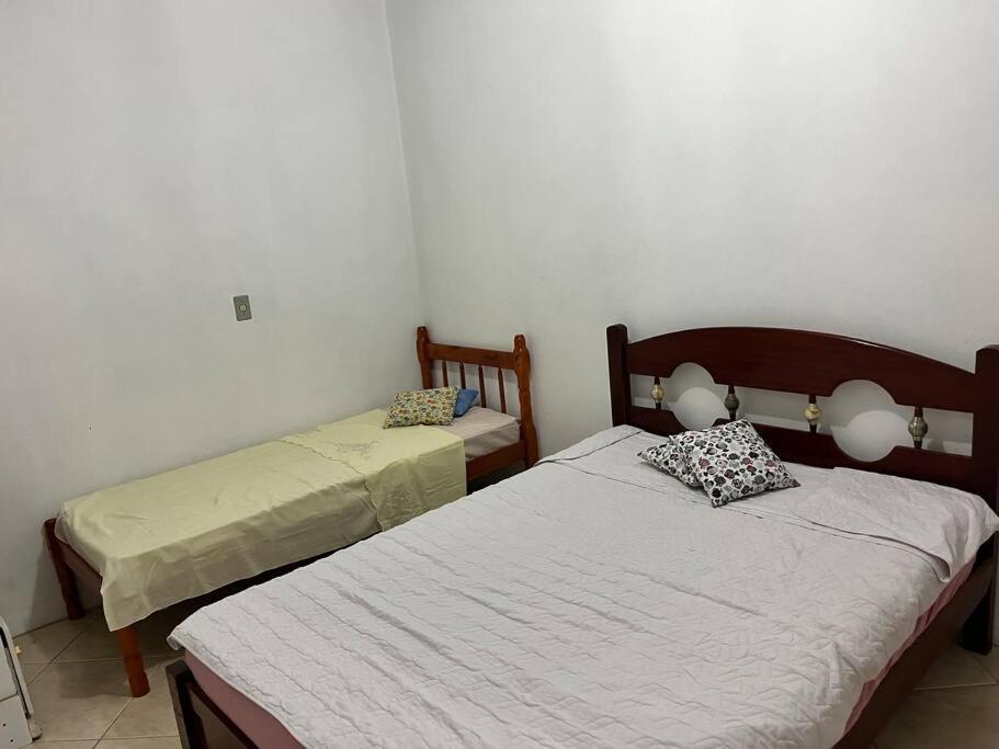 2 camas en una habitación con 2 camas sidx sidx sidx en Casa na lagoa do Palmital, en Osório