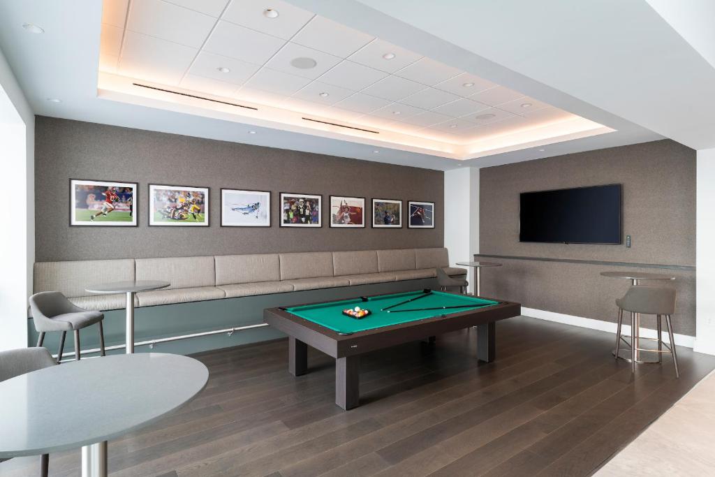 Biliár nebo kulečník v ubytování Innovation Hotel