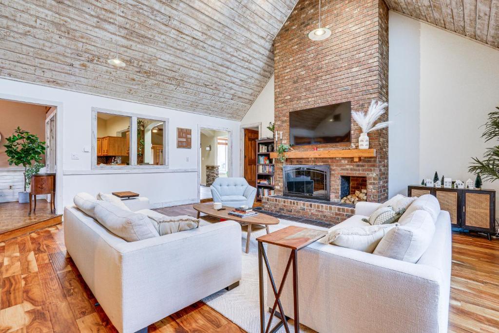 Spacious Fort Wayne Home with Hot Tub and Sauna!, Sunnybrook Acres